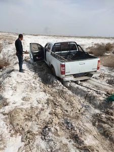 沙湾市 解救陷进泥坑无法脱困的皮卡车1
