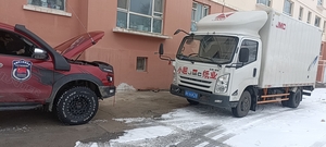 求救电话，一辆130箱货一后轮掉下水井无法动，
